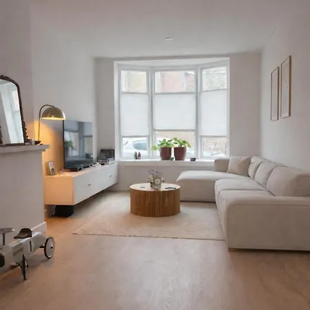 Charming House 5 Min Walk To Center Of Hébergement de vacances *