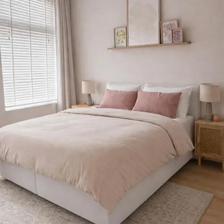 Charming House 5 Min Walk To Center Of Сasa de vacaciones *